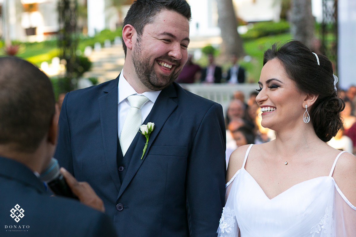 noivos se olham e sorriem, na cerimonia realizada na fazenda.