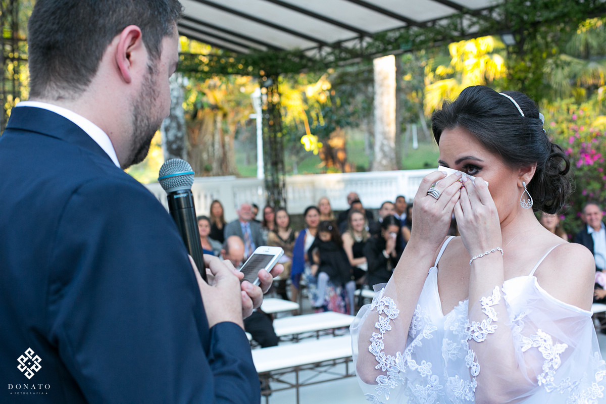 noiva enxuga as lagrimas após o noivo ler seus votos, a imagem é emocionante.