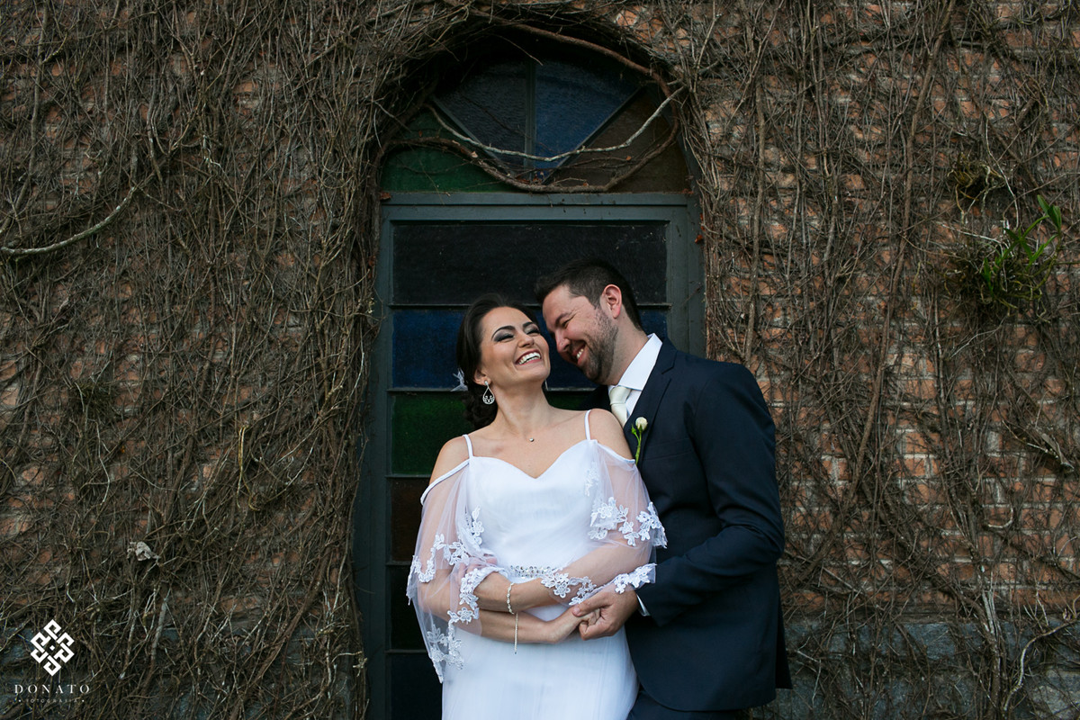 noivos namoram em frente a torre da fazenda 7 lagoas.