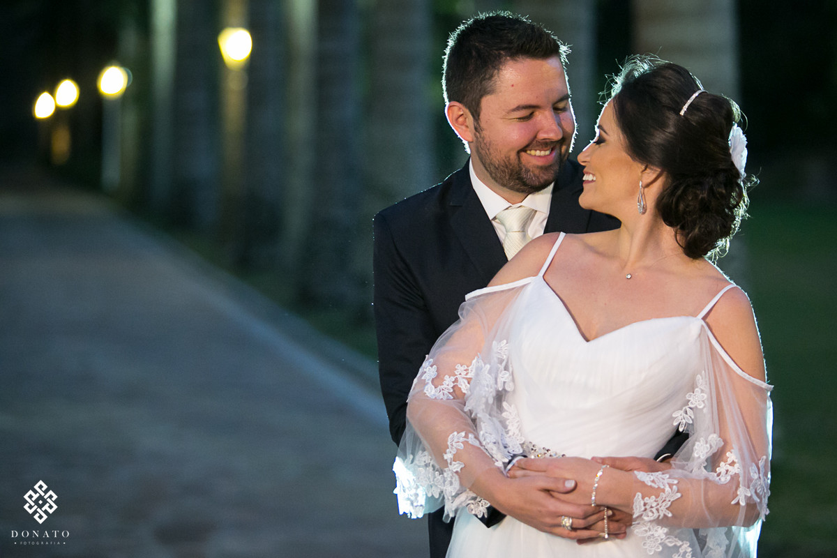 noivos namoram entre as gigantes palmeiras da entrada da fazenda 7 lagoas.