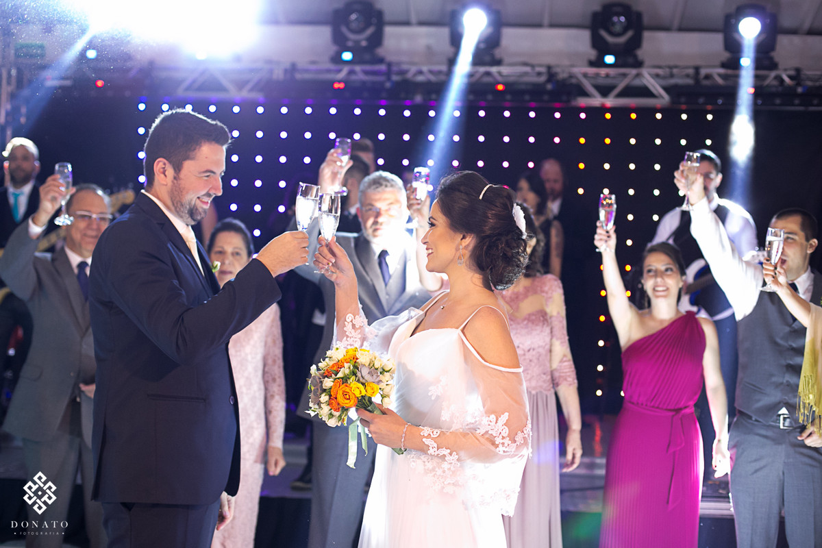 noivos brindam com seus padrinhos na pista de dança da fazenda 7 lagoas.