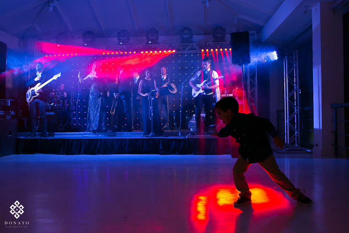 menino brinca com as luzes na pista de dança da banda simple band.
