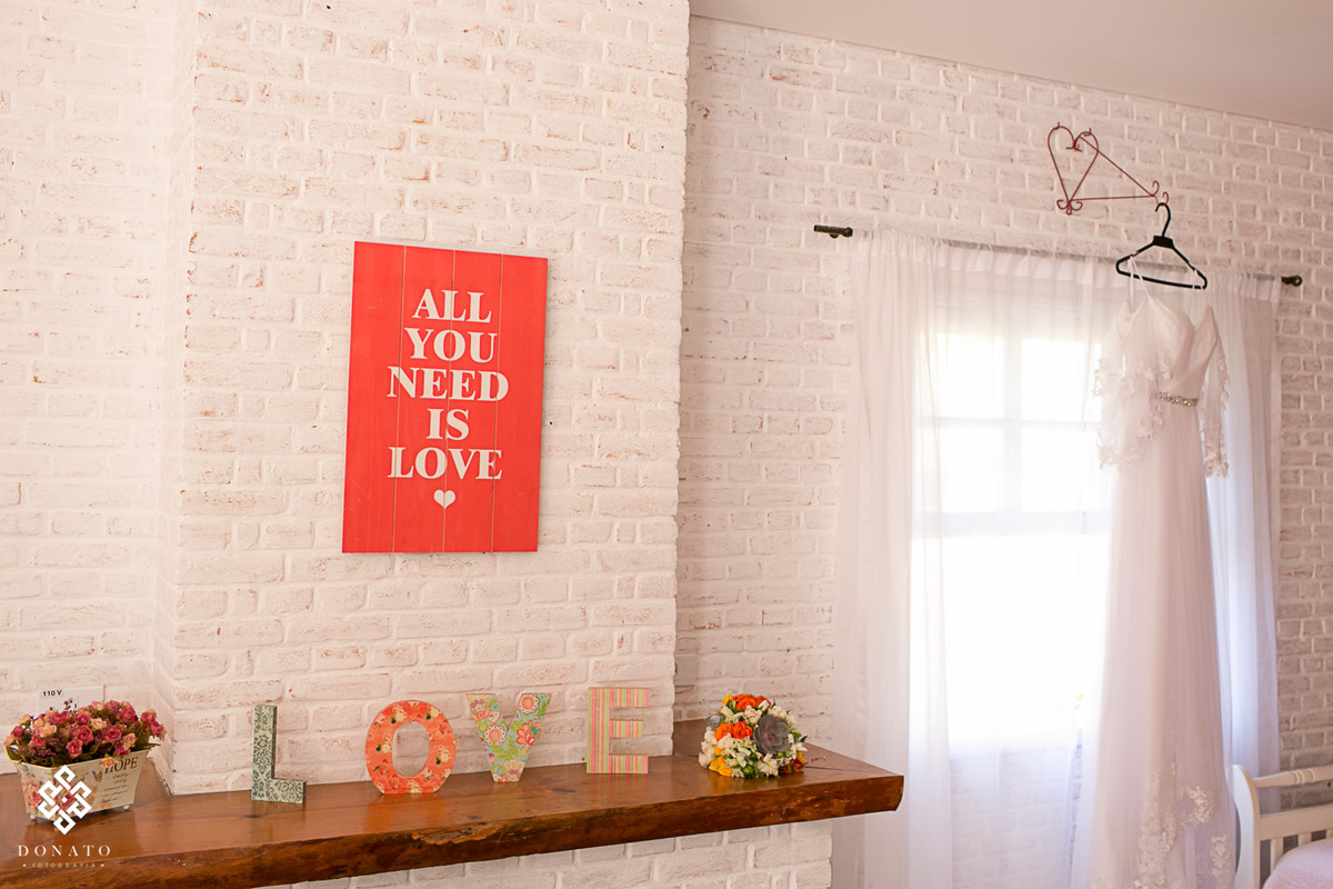 sala da noiva da fazenda 7 lagoas, toda branquinha com o vestido da noiva pendurado na janela.