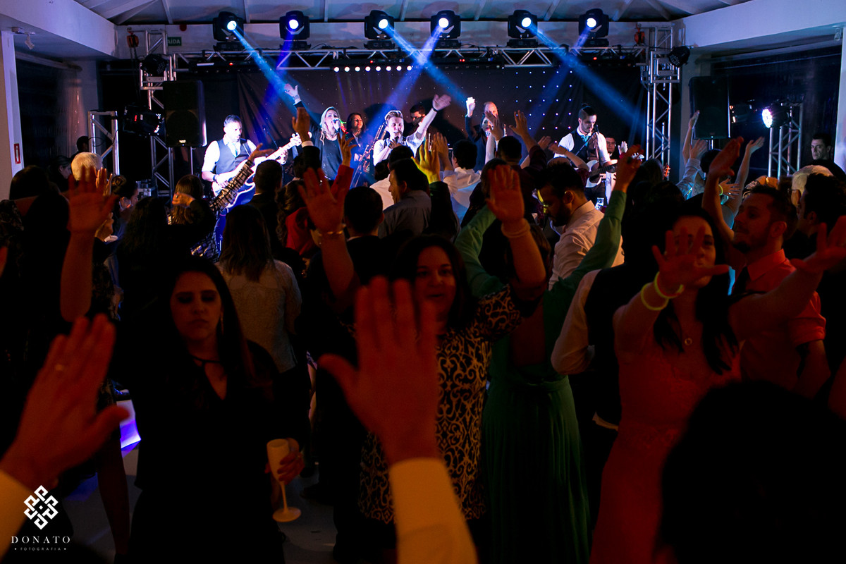 banda simple band, agita a pista de dança.