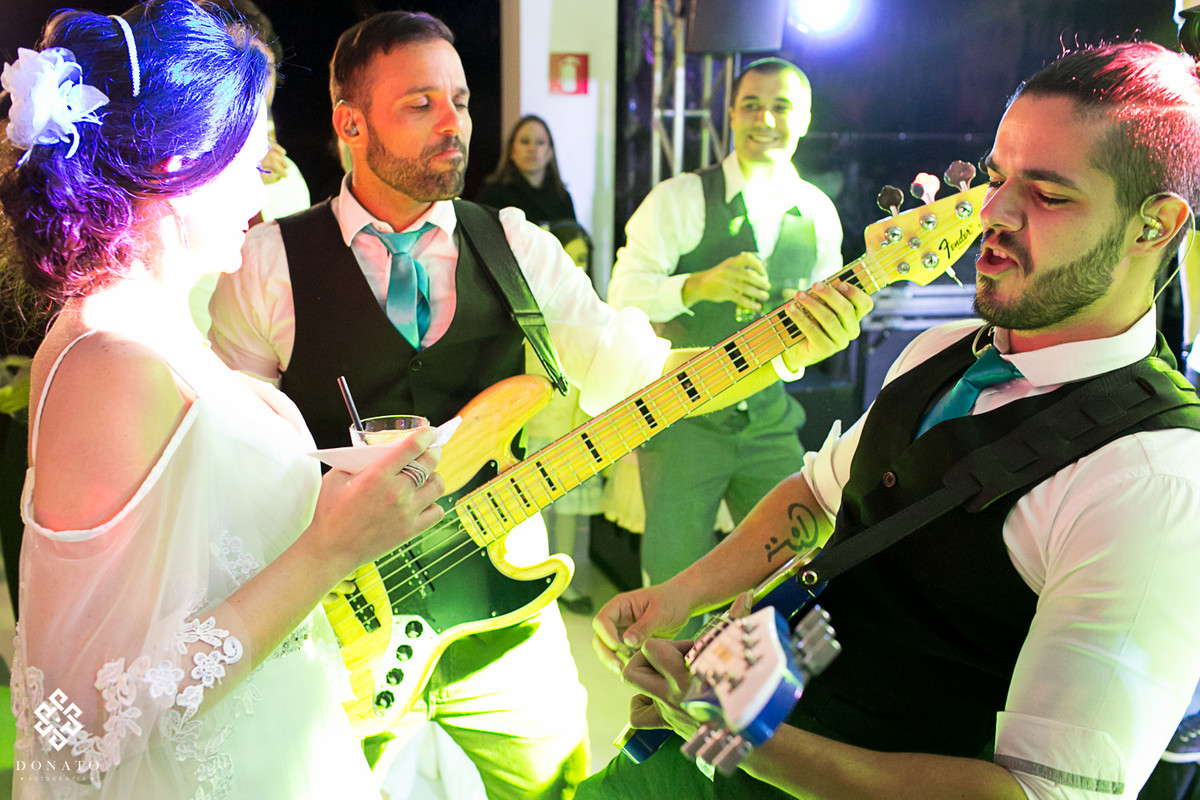 noivos se divertem na pista de dança.