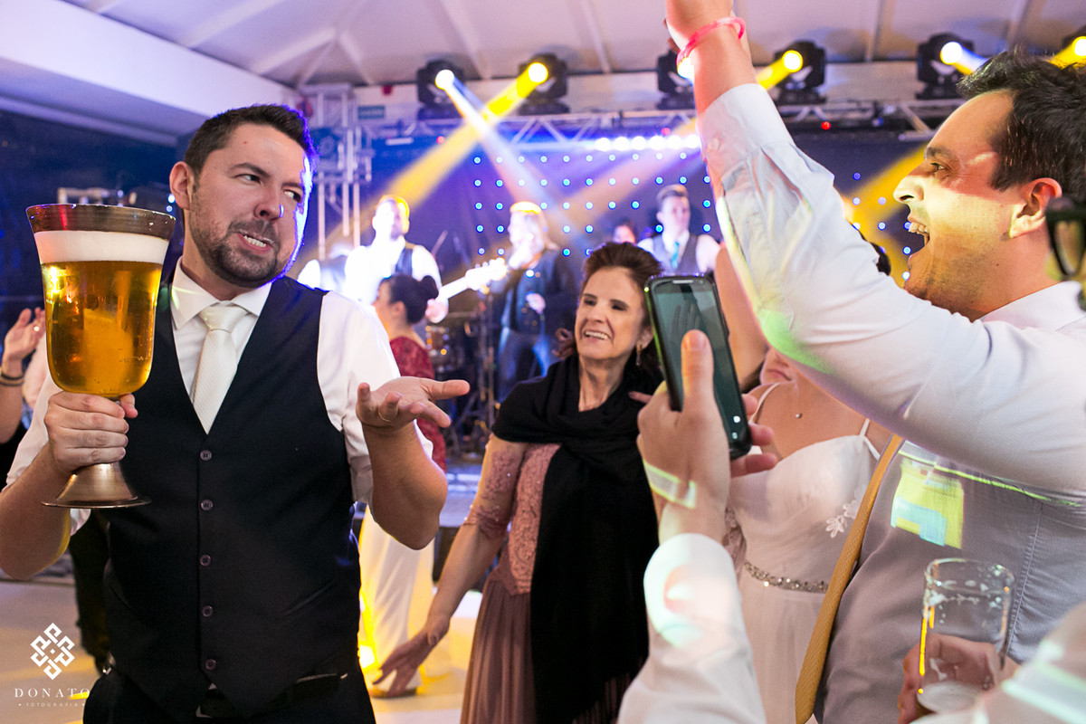 noivo vira taça de chopp gigante.