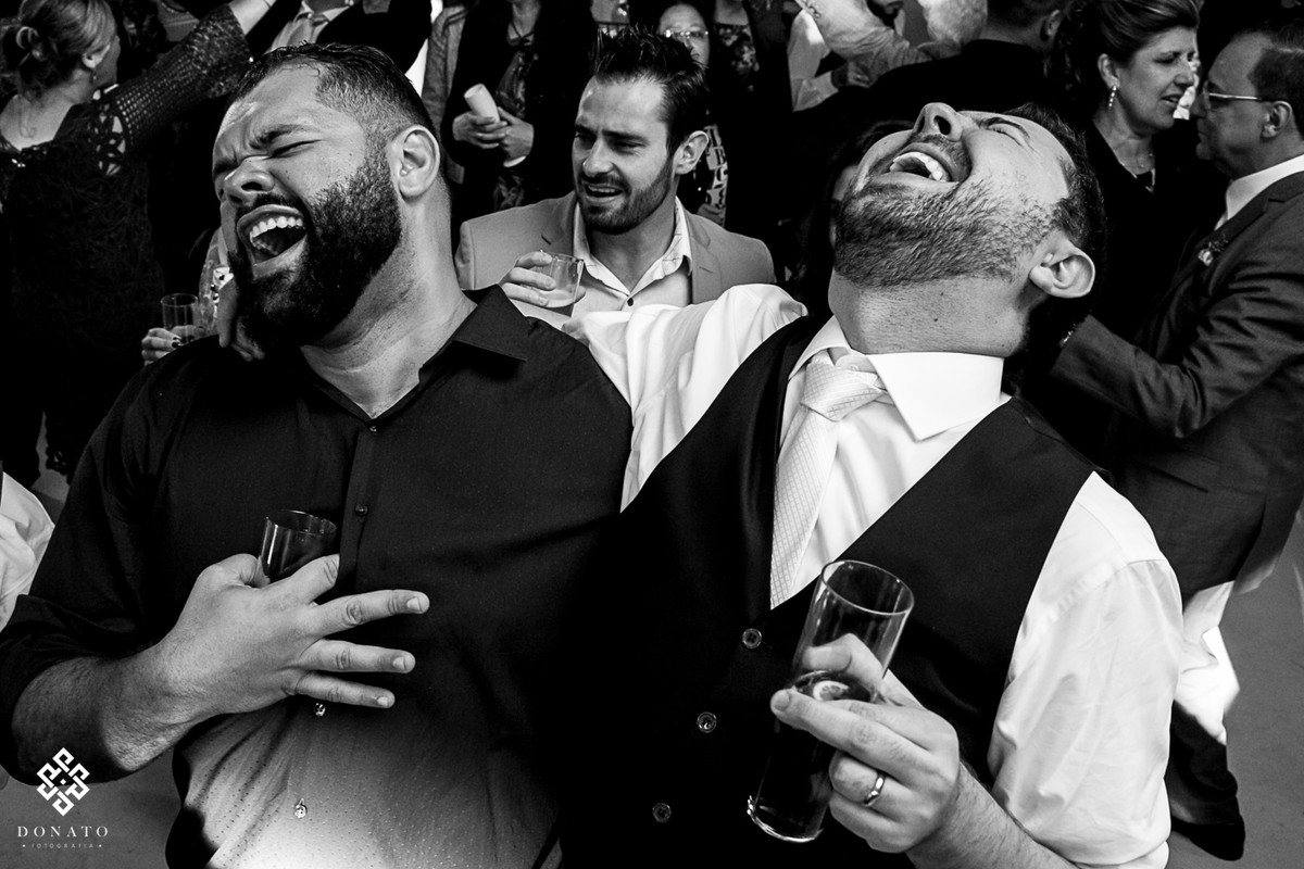 noivo e seu amigo se diverte em uma gargalhada muito espontânea.