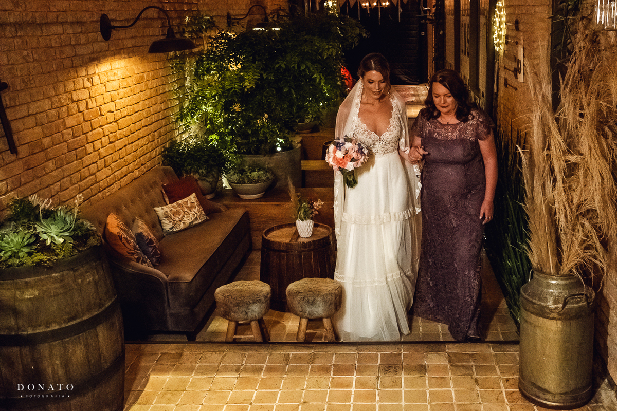 Entrada da noiva no celeiro quintal.