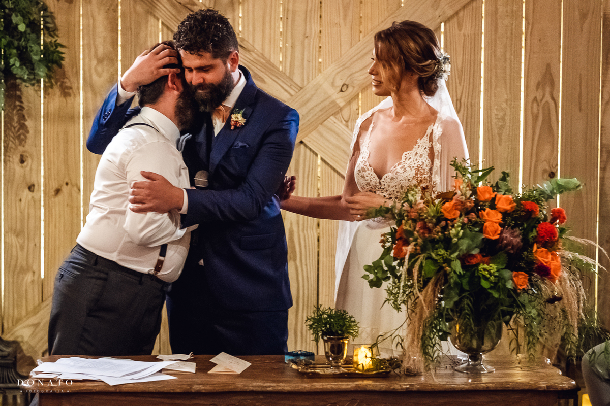 Noivos na cerimonia no Celeiro Quintal.