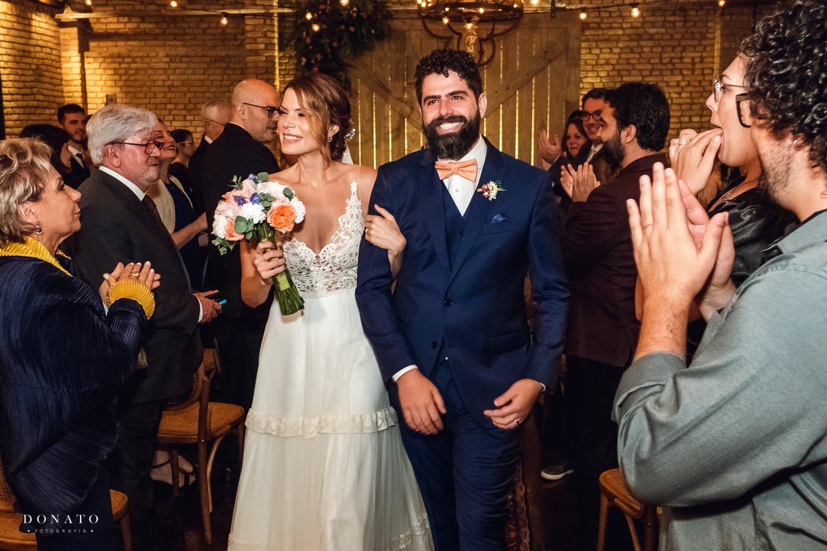 Noivos na cerimonia no Celeiro Quintal.