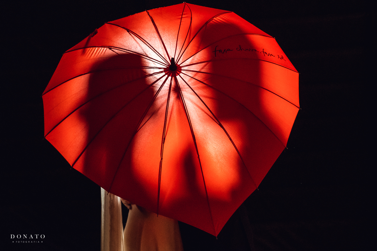 Retrato dos noivos no celeiro quintal com quarta chuva vermelho.