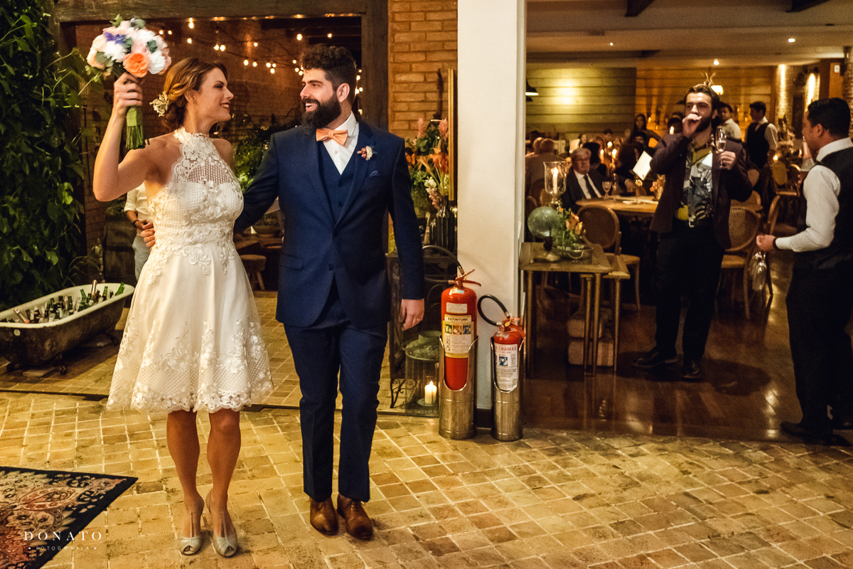 Noivos na festa do celeiro quintal.