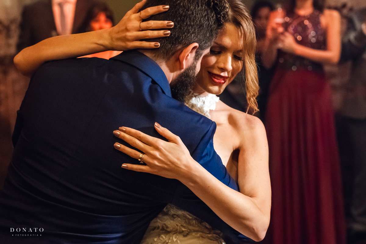 Noivos na festa do celeiro quintal, em sua dança.