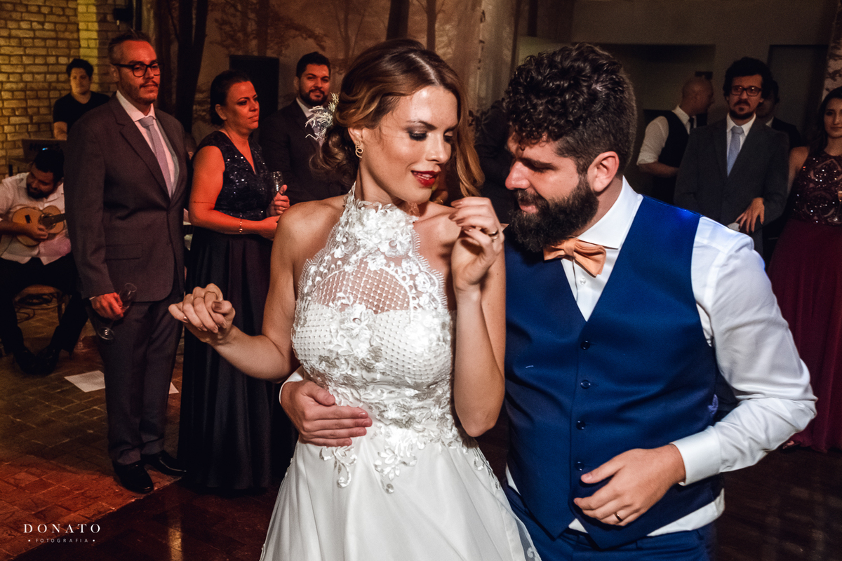 Noivos na festa do celeiro quintal, em sua dança.