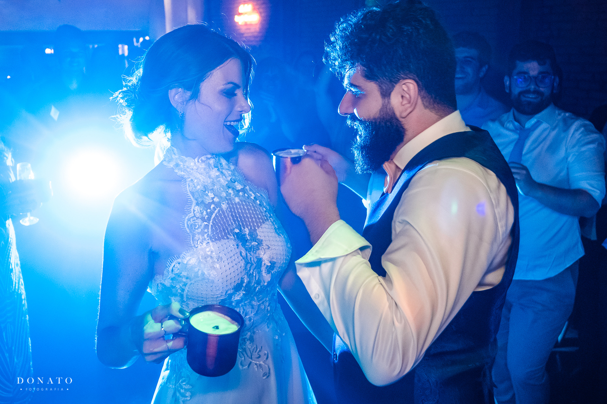 Noivos na festa do celeiro quintal, em sua dança.