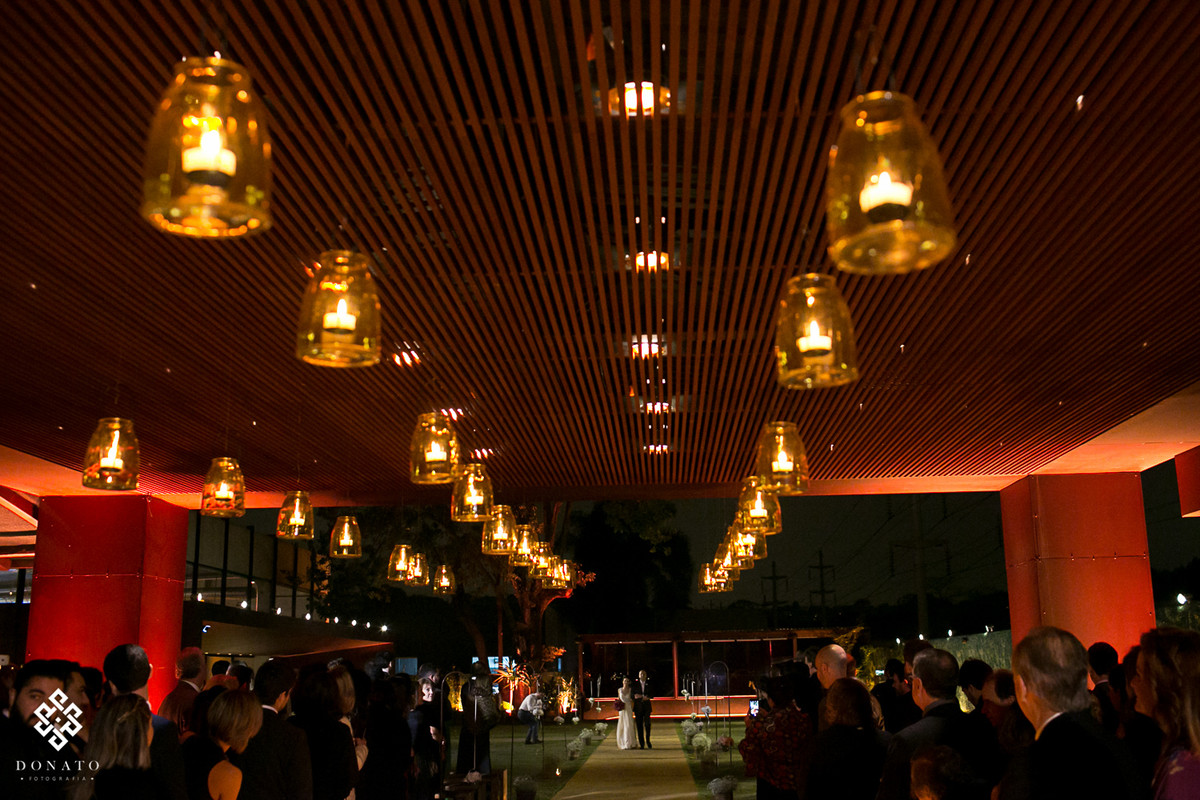 Entrada da noiva entre varias velas no teto da Casa Aragon-SP.