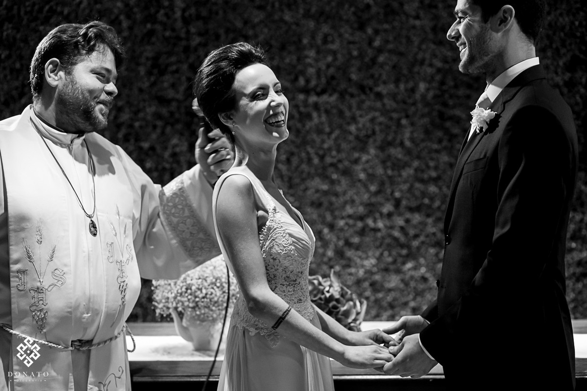 Noiva sorri feliz após declaração do noivo.