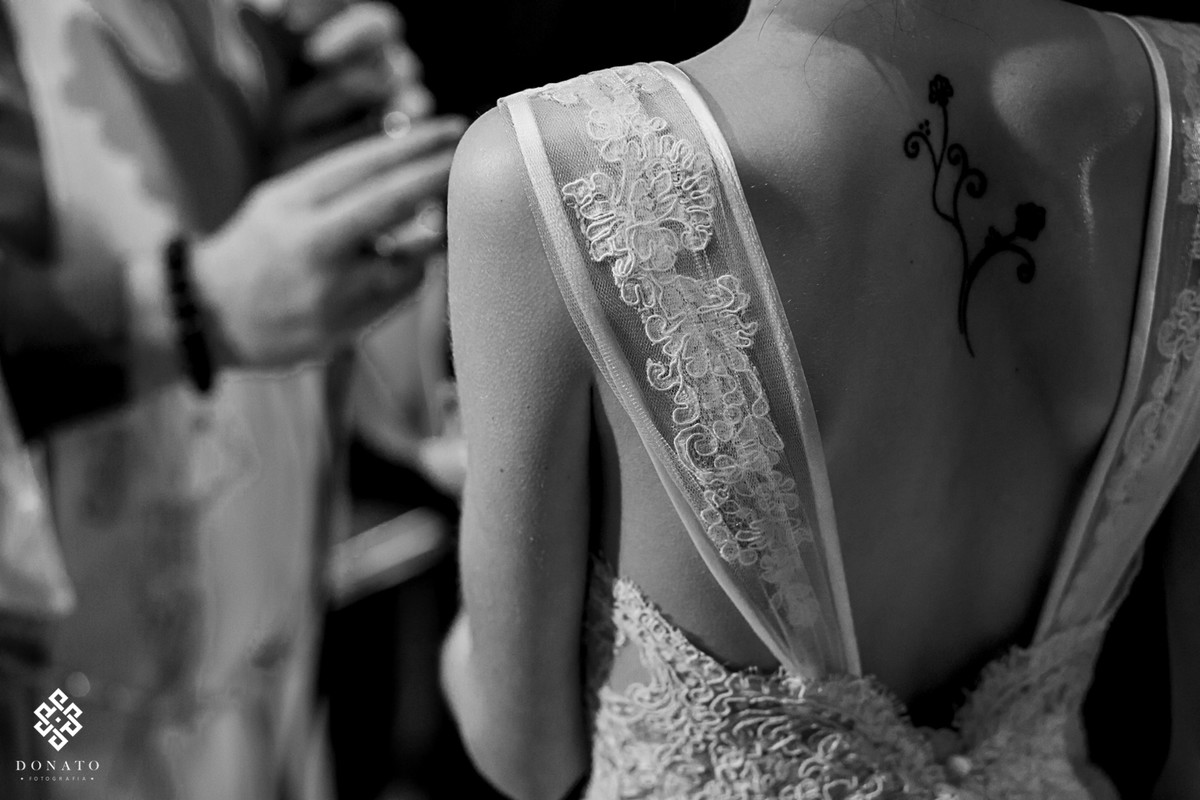 Detalhe da tatuagem das costas da nova, com vestido da Fernanda Guedes.