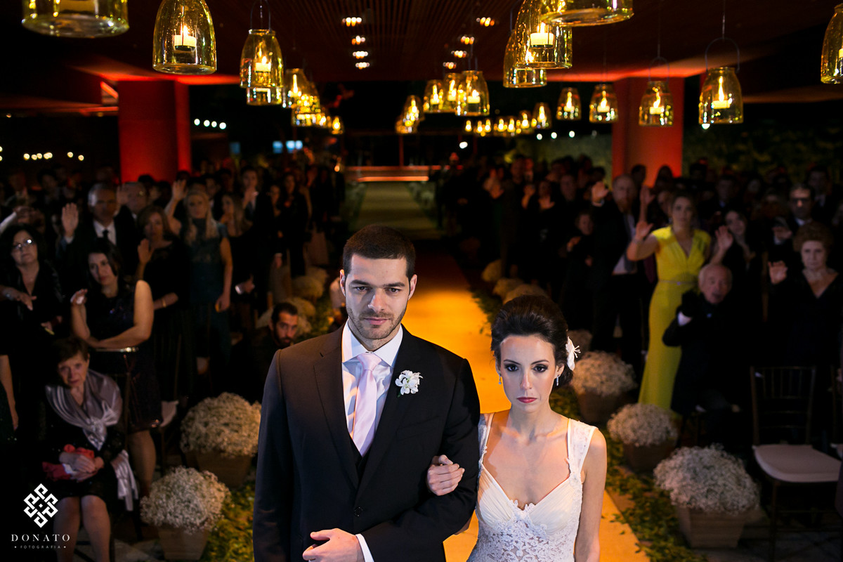 visão geral dos noivos de frente para o altar, ao fundo toda a parte do cerimonial da casa Aragon.