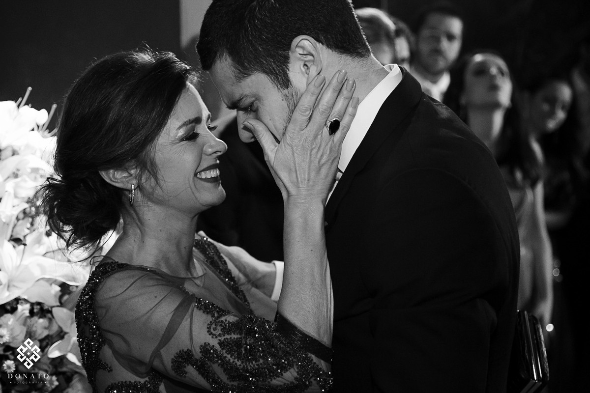 Noivo se emociona ao cumprimentar sua mãe.