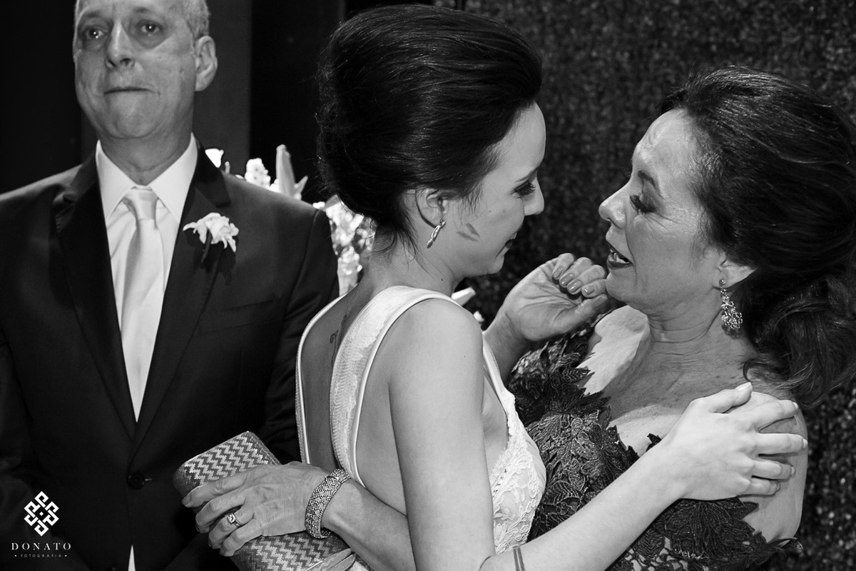 Noiva se emociona ao cumprimentar sua mãe.