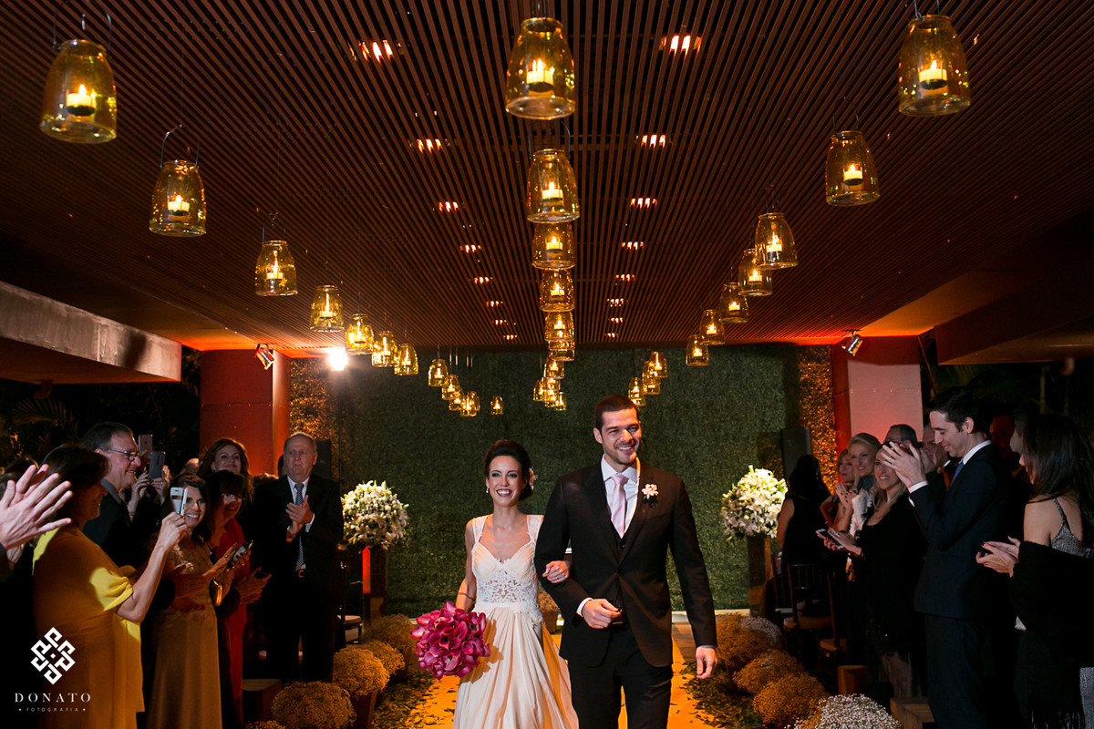 Noivos saem todos sorridentes do cerimonial casa aragon.