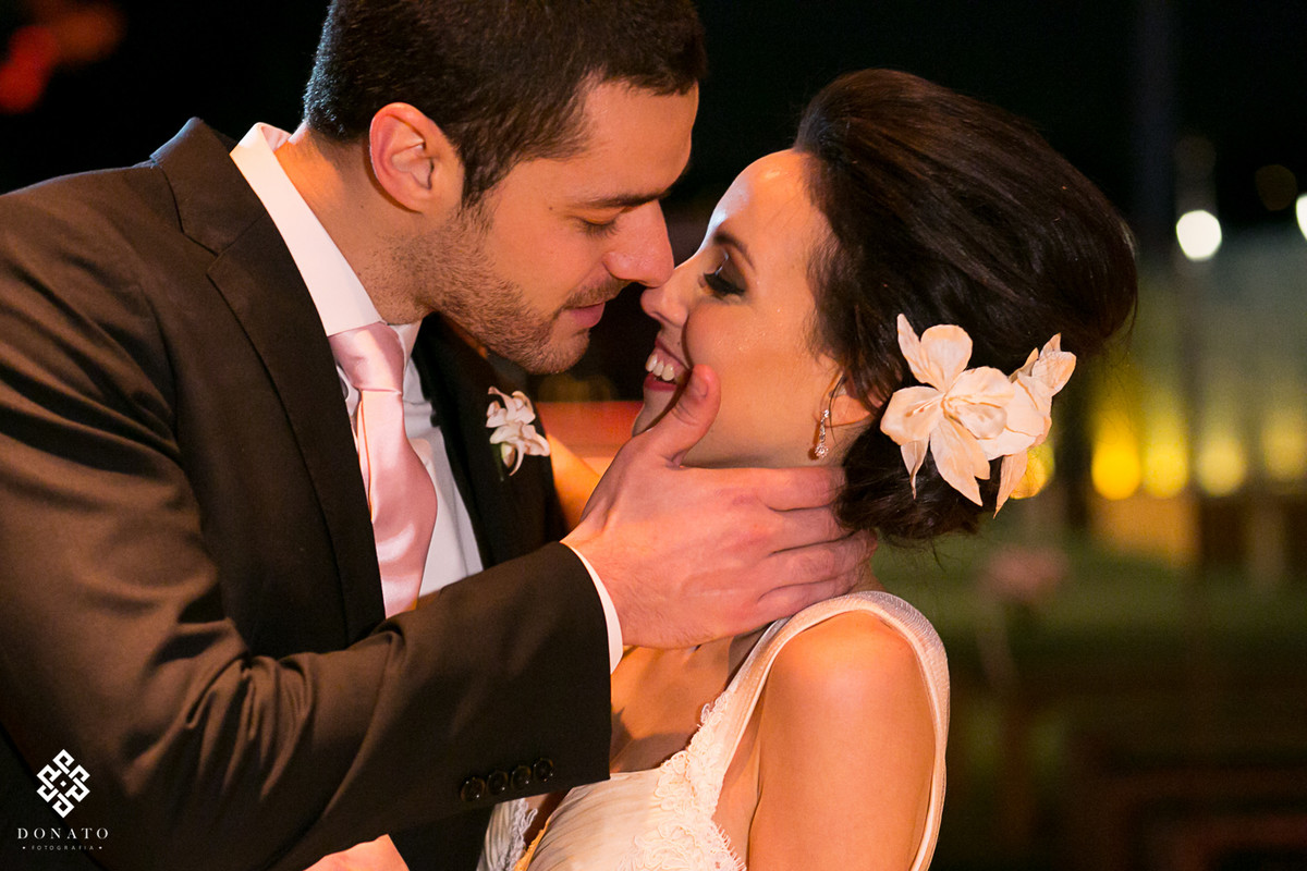 Noivo da um super beijo na noiva.