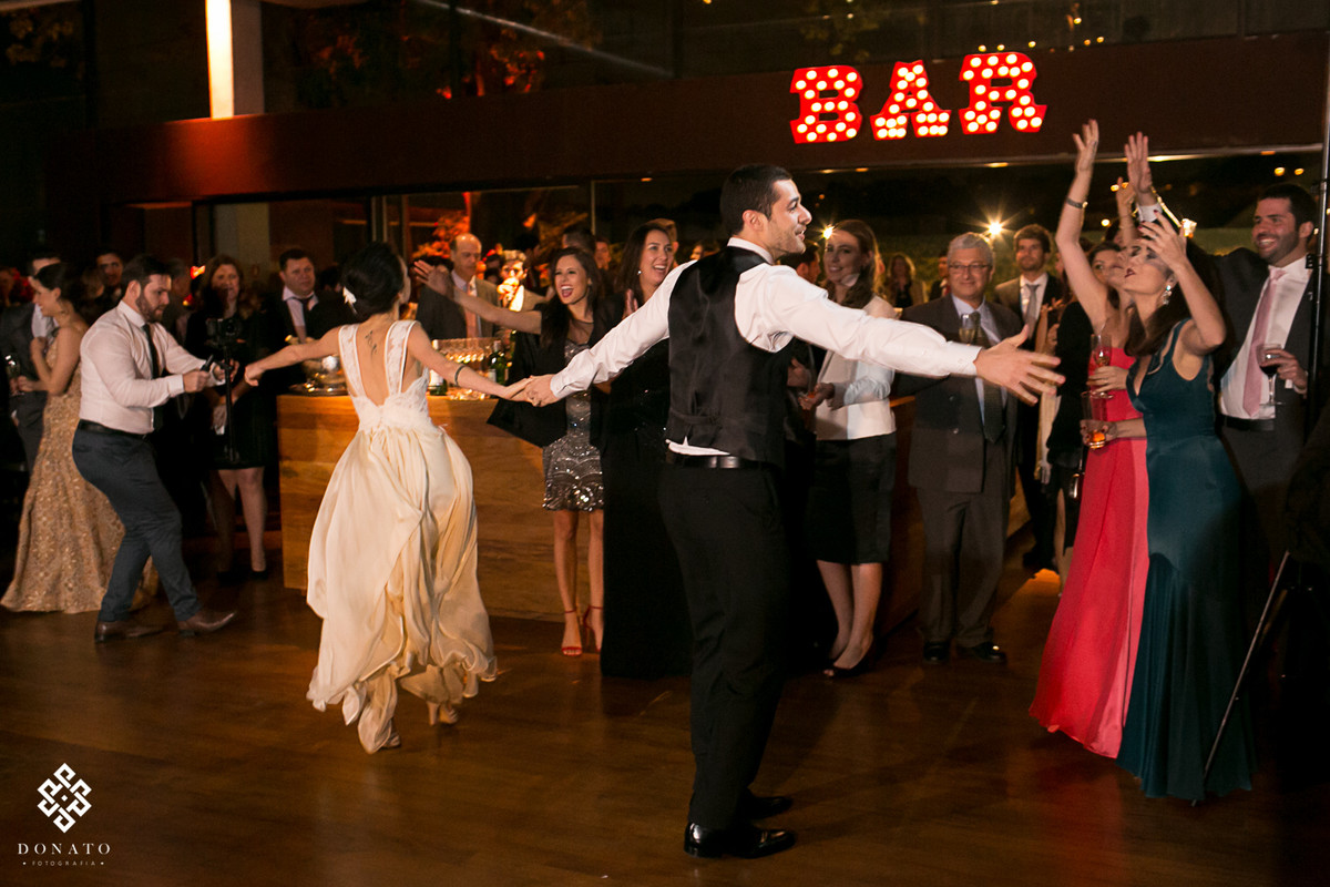 noivos dançam em frente ao bar.