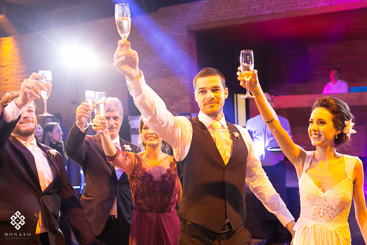 noivos brindam com todos os convidados.