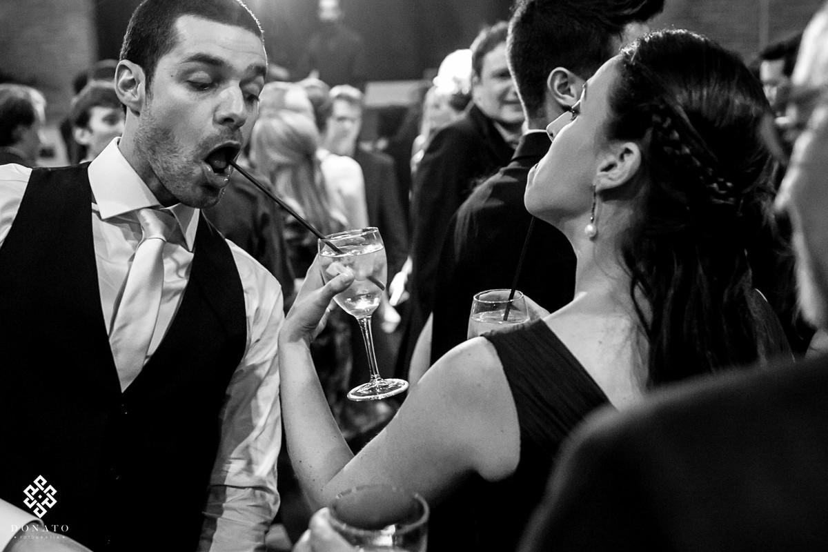 noivo tenta tomar um drink no canudo mas não consegue, a imagem é muito engraçada.