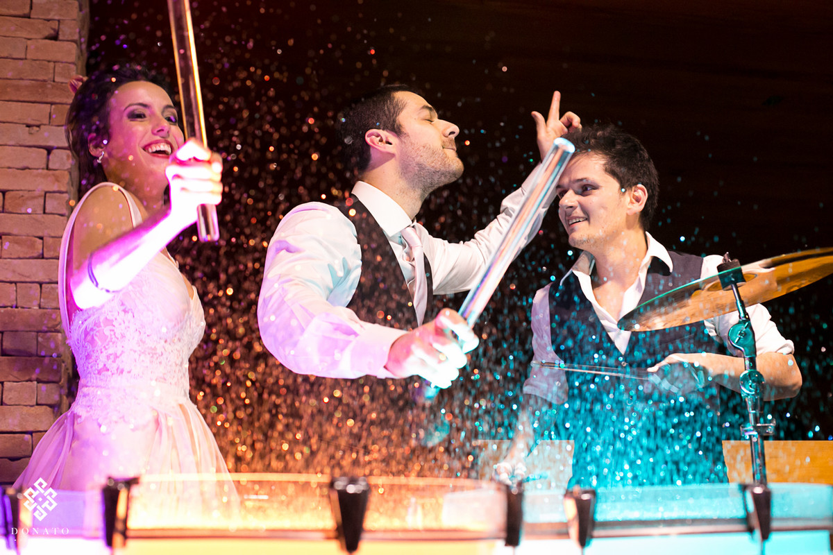 Noivos tocam instrumentos da banda sax in the beath.