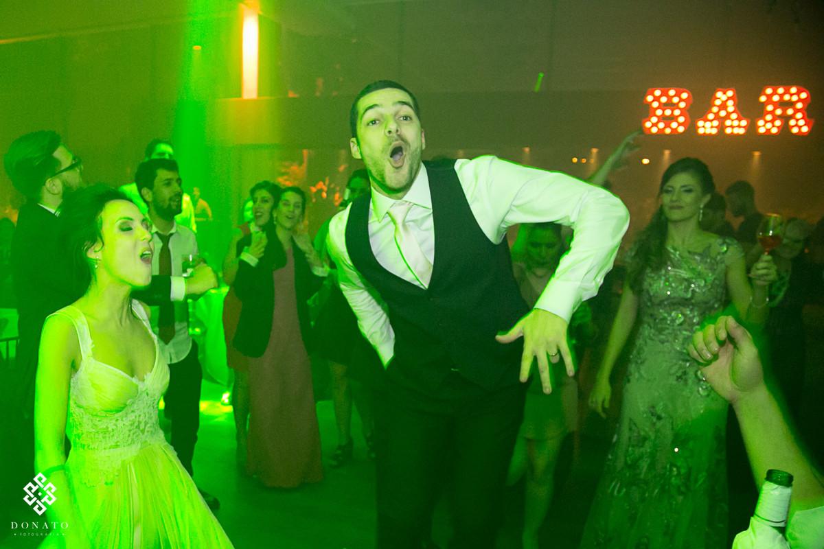 Noivo se diverte na balada.