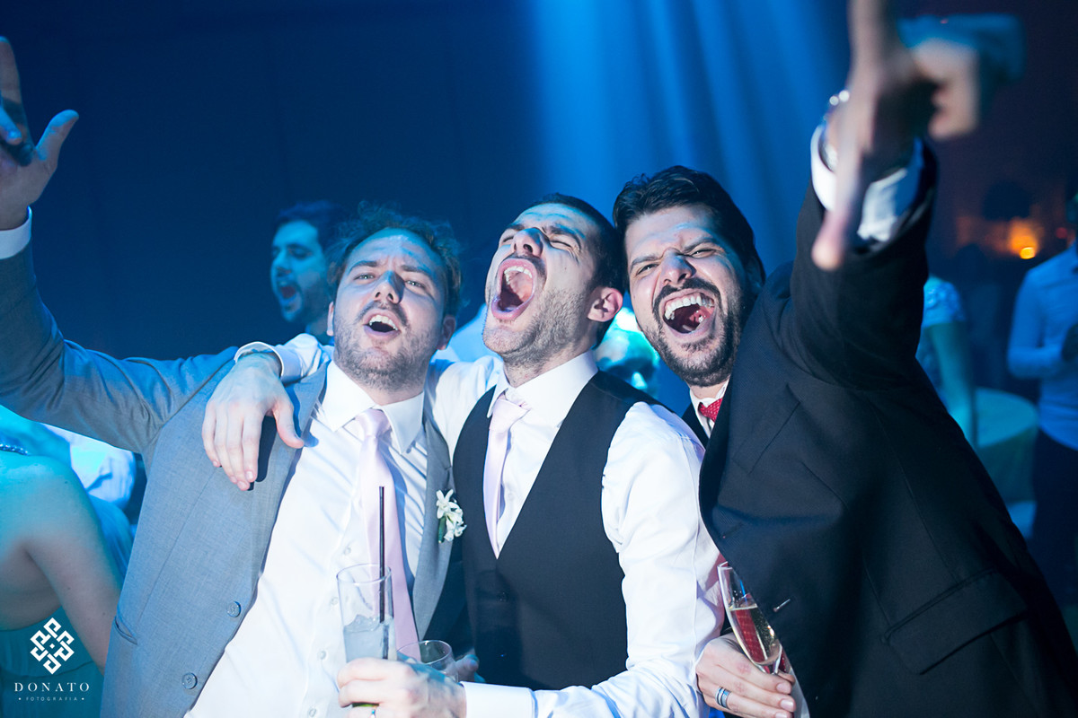 noivo e amigos cantam muito na balada.