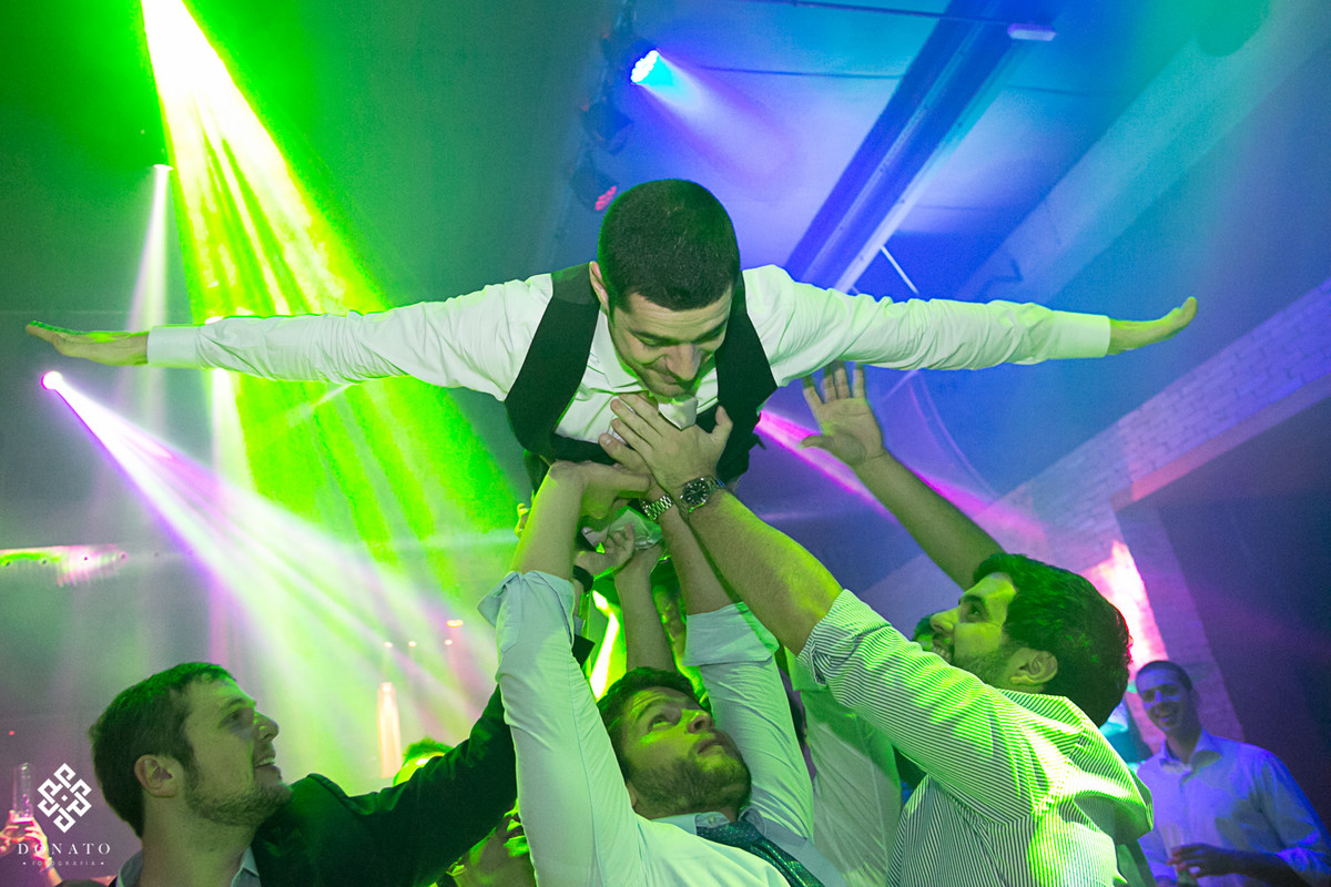 amigos levantam o noivo e passeiam por todo o salão da casa aragon.