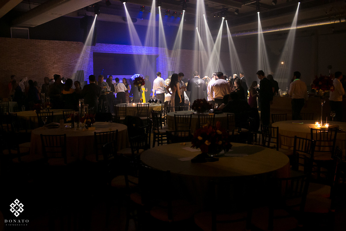 Uma visão geral do salão e da pista de danças.