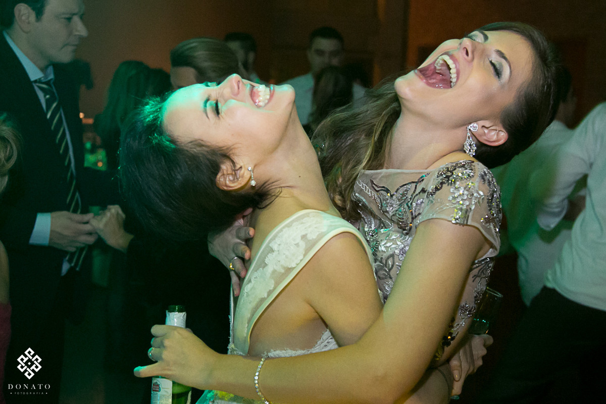 noiva e amiga se abraçam e fazem careta.