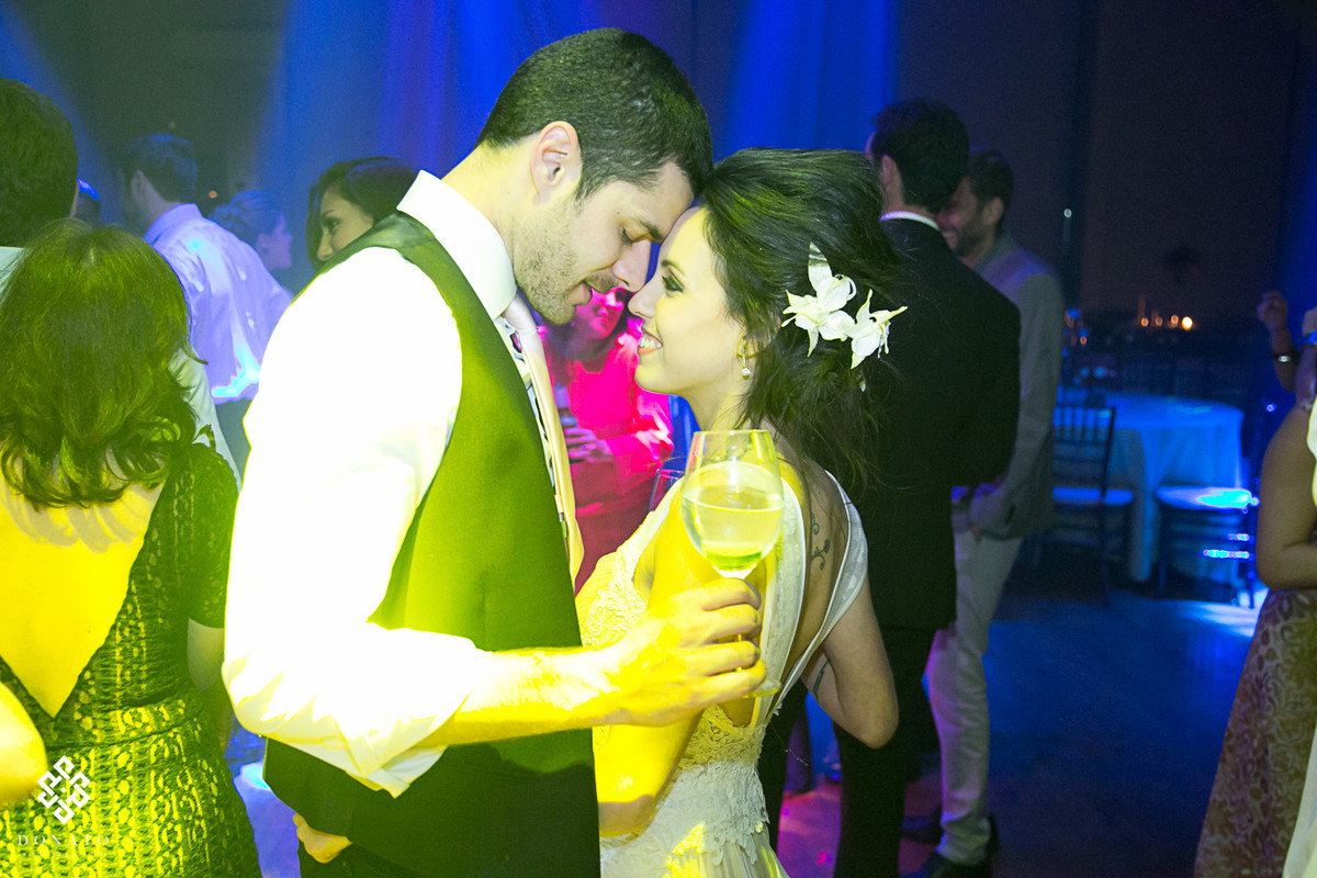 noivos namoram na pista de dança.