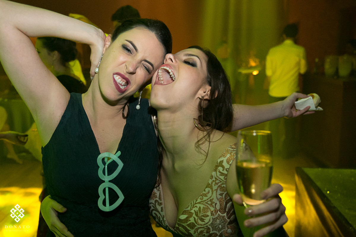 irmã da noiva e amiga fazem careta.