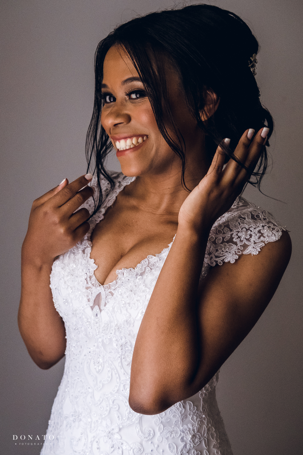 Noiva se arrumando com a Deby Maia, no espaço Natureza.