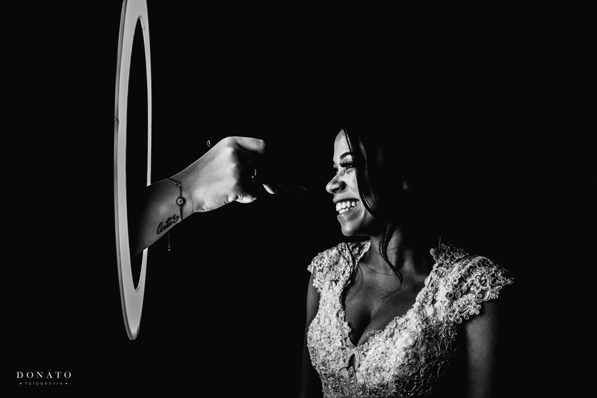 Noiva se arrumando com a Deby Maia, no espaço Natureza.