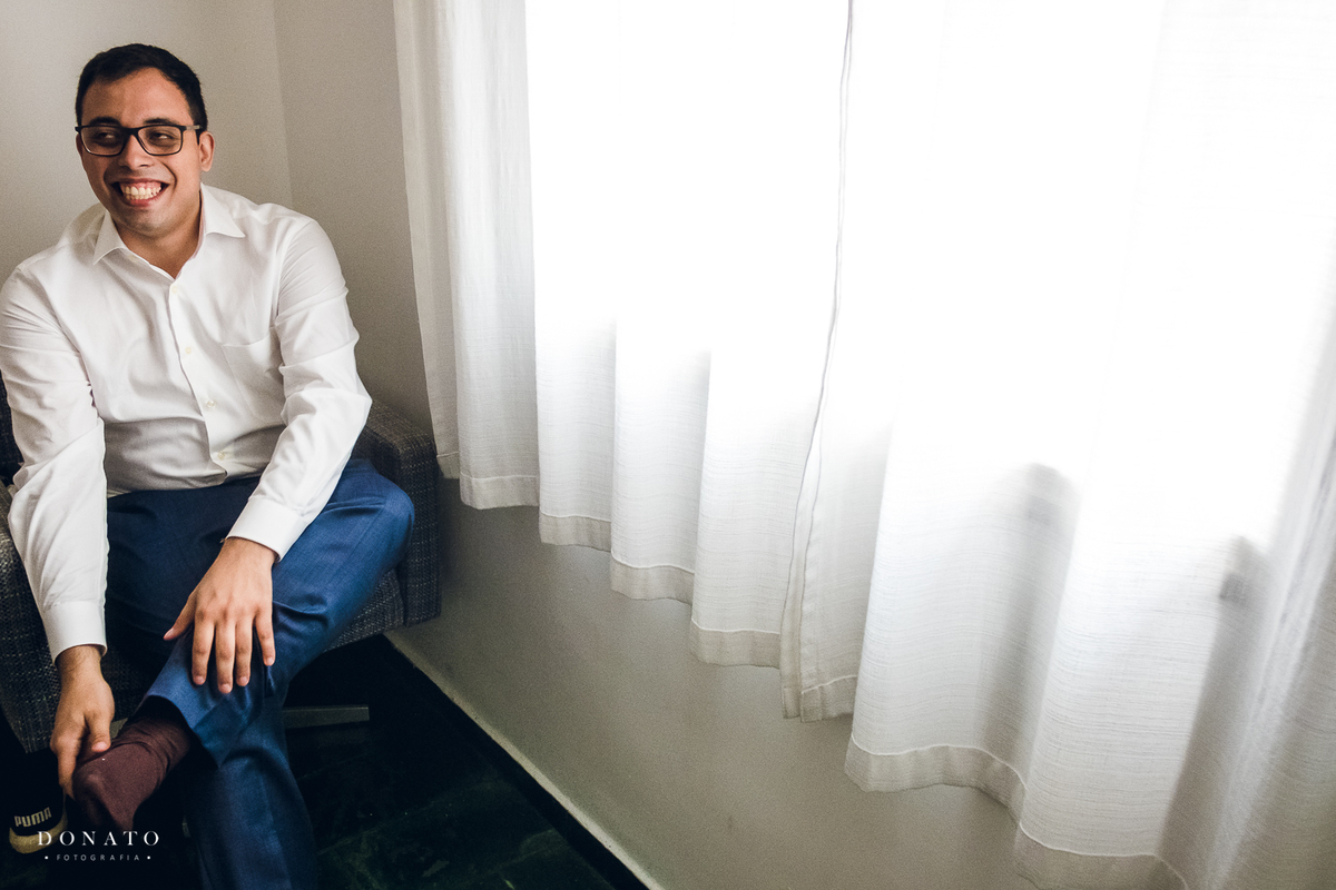 Noivo se arrumando no espaço Natureza.