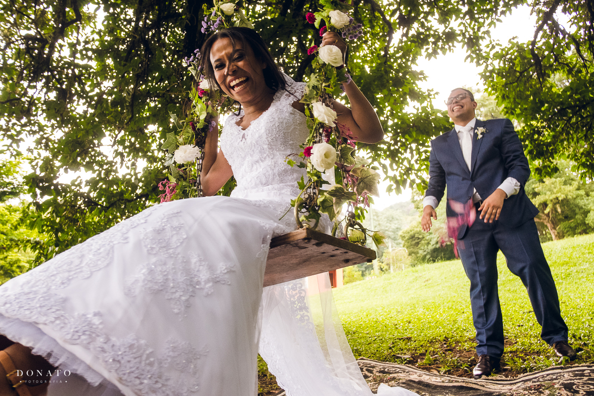 Fotos no jardim, lindo do espaço natureza. Noiva no balanço.