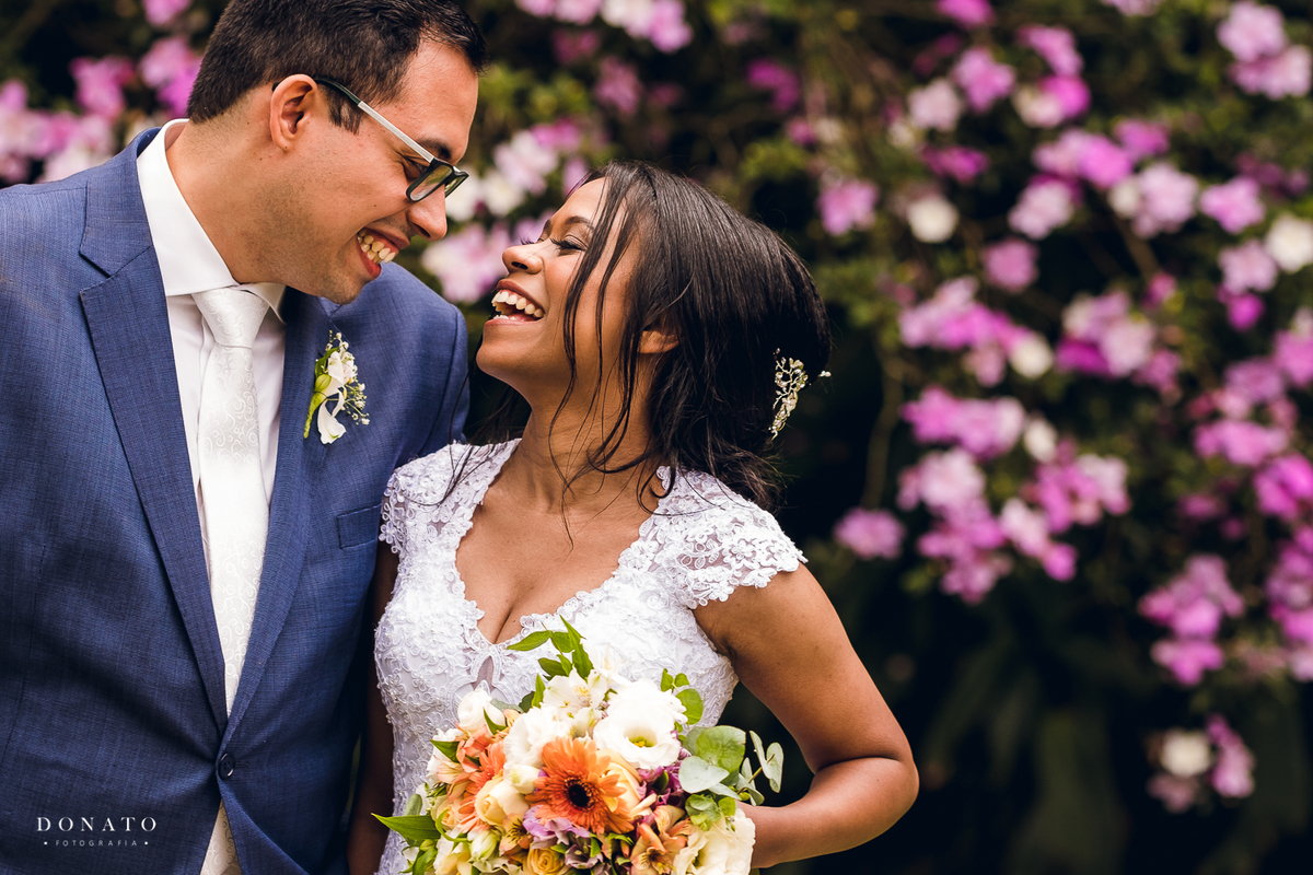 Fotos no jardim, lindo do espaço natureza. Noiva na arvore rosada.