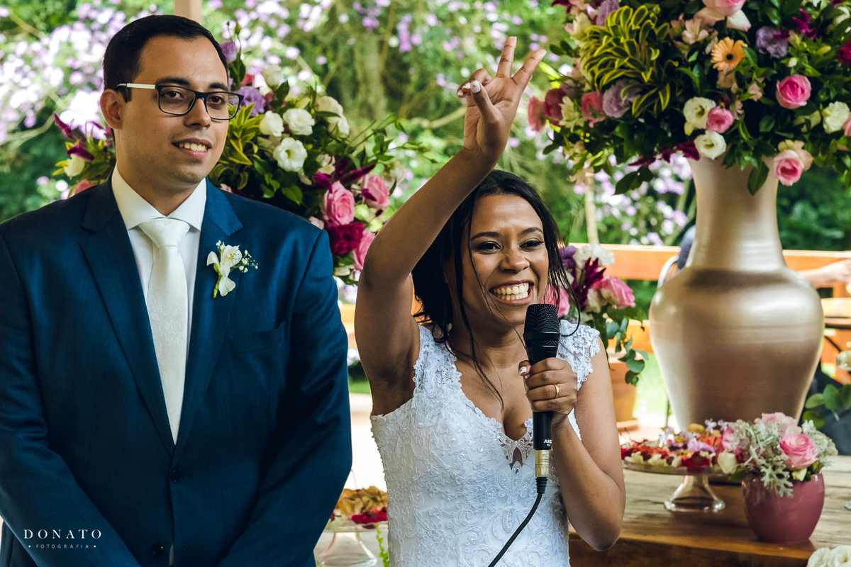 Noiva agradecendo aos convidados.