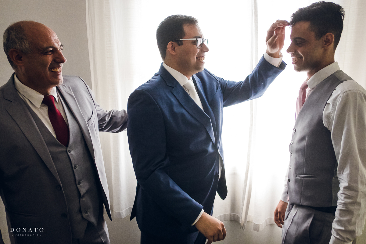 Noivo se arrumando no espaço Natureza.