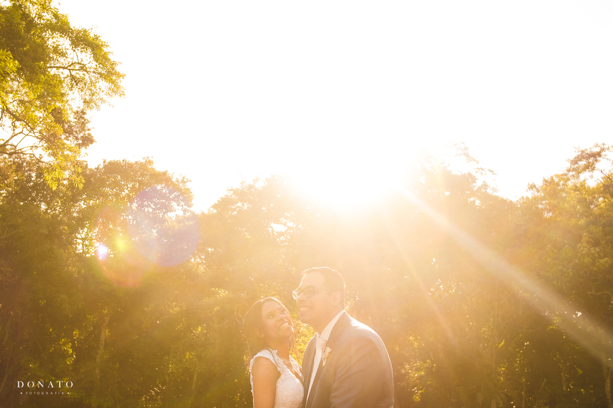Noiva e noivo no por do sol.