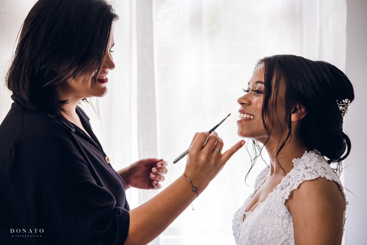 Noiva se arrumando com a Deby Maia, no espaço Natureza.