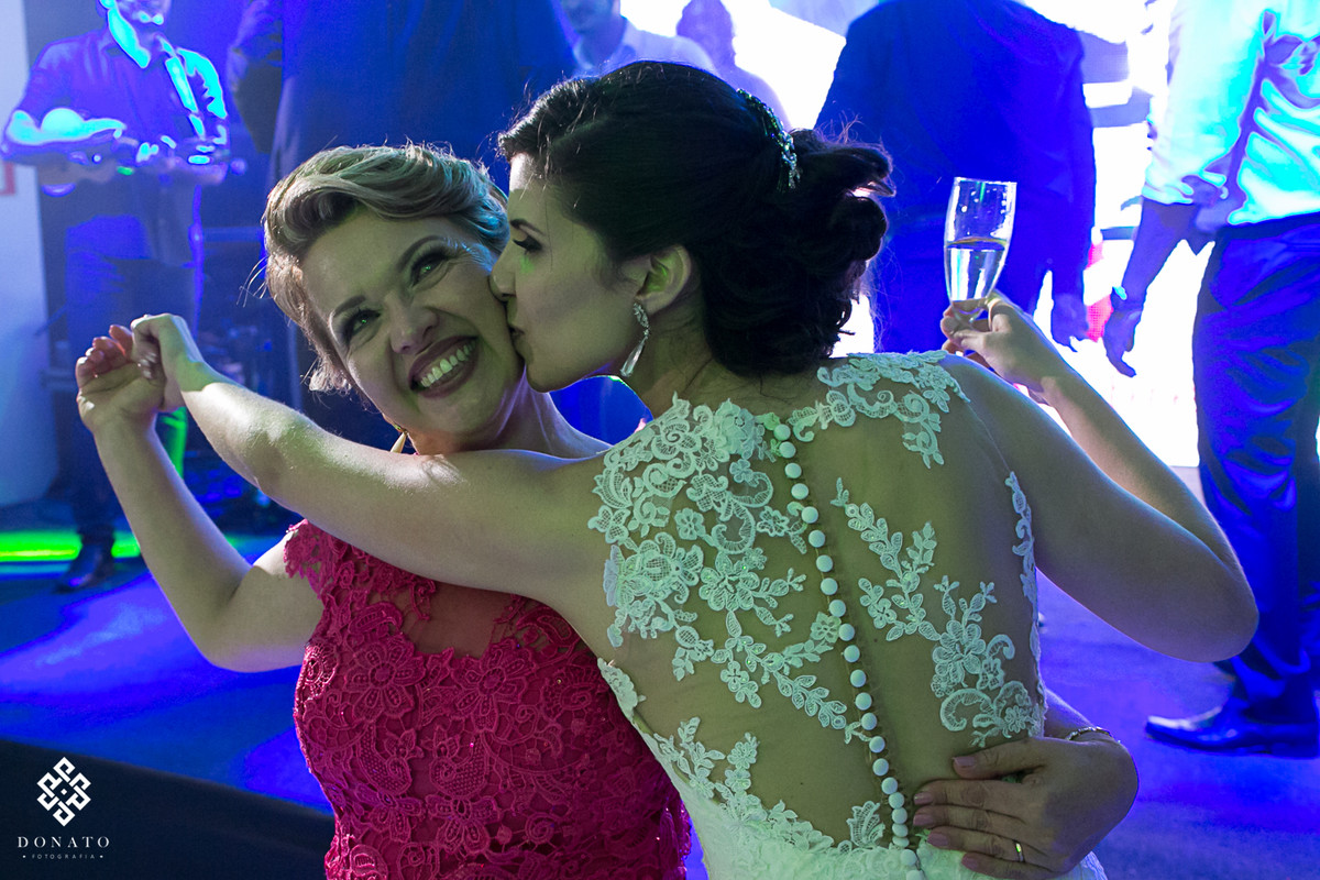 noiva abraça e beija a mãe.