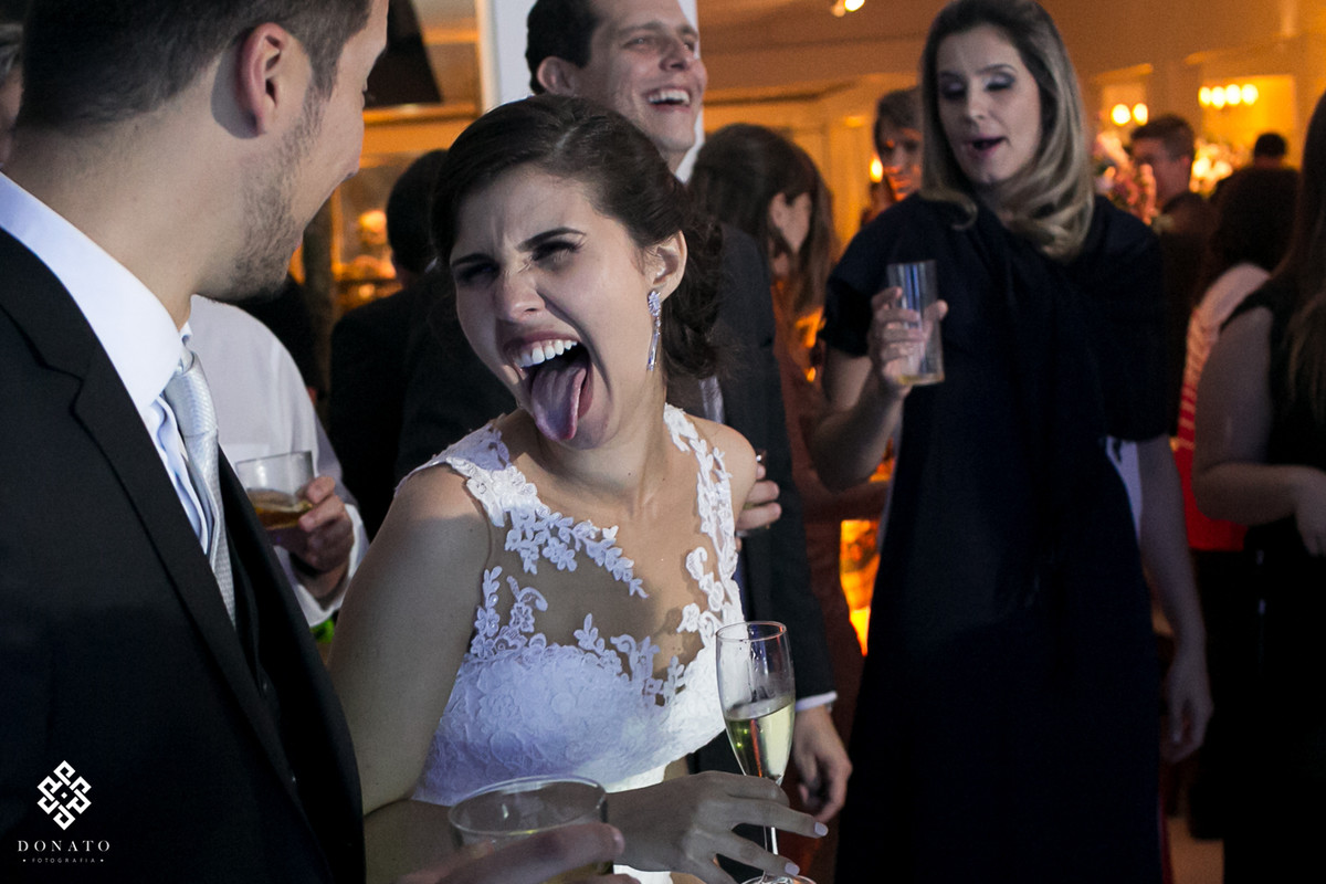 noiva mostra a lingua para amigos na pista de dança.