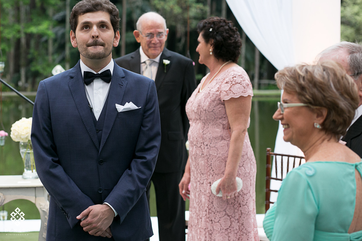 Noivo se emociona ao ver a entrada da noiva.